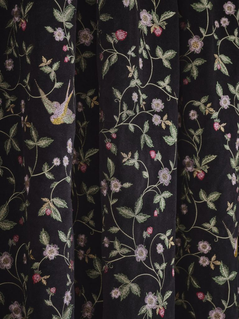 Ткань — Clarke and Clarke — WILD STRAWBERRY Вышивка — NOIR Вышивка — F1582/01