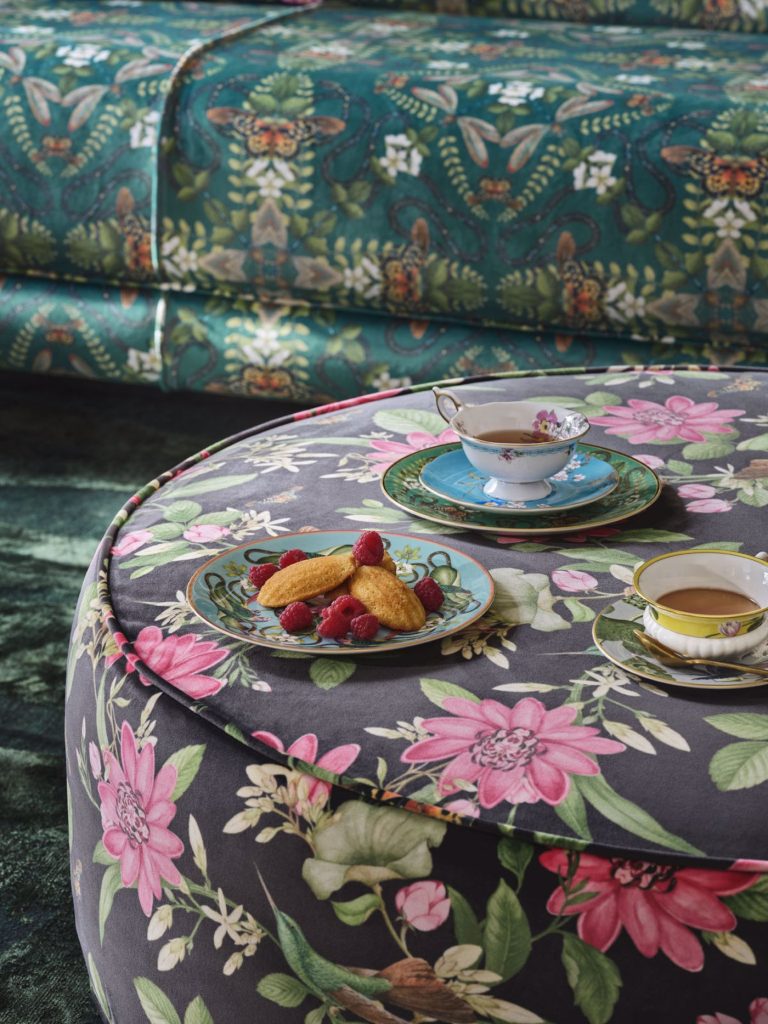 Ткань — Clarke and Clarke — PINK LOTUS VELVET — NOIR VELVET — F1588/02