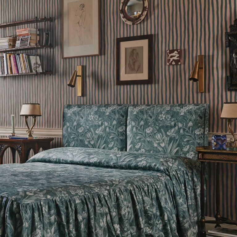 Обои House of Hackney — Artist’s Stripe — Euphorbia & Alabaster