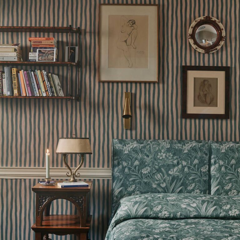 Обои House of Hackney — Artist’s Stripe — Euphorbia & Alabaster