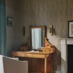 Обои House of Hackney — Artist’s Stripe — Sap & Alabaster