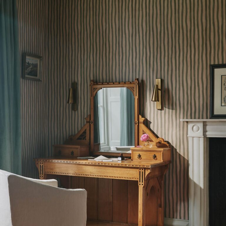 Обои House of Hackney — Artist’s Stripe — Sap & Alabaster