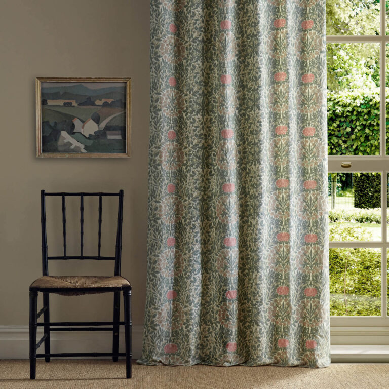 Ткань Morris & Co — Daisy & Oak Warp Print — Forest/Rose — 237674