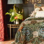 Ткань Morris & Co — Honeysuckle & Tulip Velvet — Black Walnut/Stone — 236938